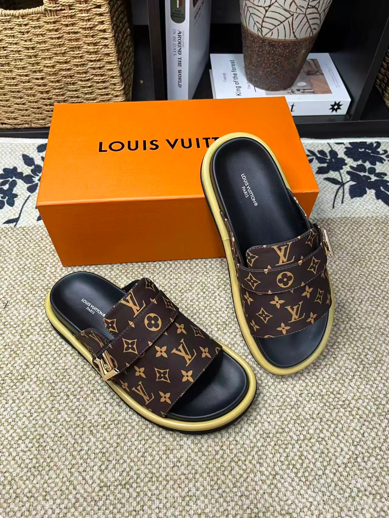 P340 [New Style] [LOUIS VUITTON] Louis Vuitton, LV printing, men's and women's slippers are now on the market, packed in drawer boxes with cloth bags and cards, the upper pattern looks very soft and waxy, and is a super versatile leg slimming tool. Fabric: imported denim/canvas/old fabric, LV hardware LOGO, official website pattern printing, comfortable to wear, feet: high-elastic PU water table. Sole: foam sole, heel height: about 5cm. Code number: 35-46, 35, 45, 46 are custom-made and non-returnable. Color: multiple colors and styles available.
